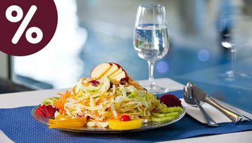 Frischer gemischter Salat mit Obst-Garnitur als Teil des Monas-Hit Wellness-Menüs.
