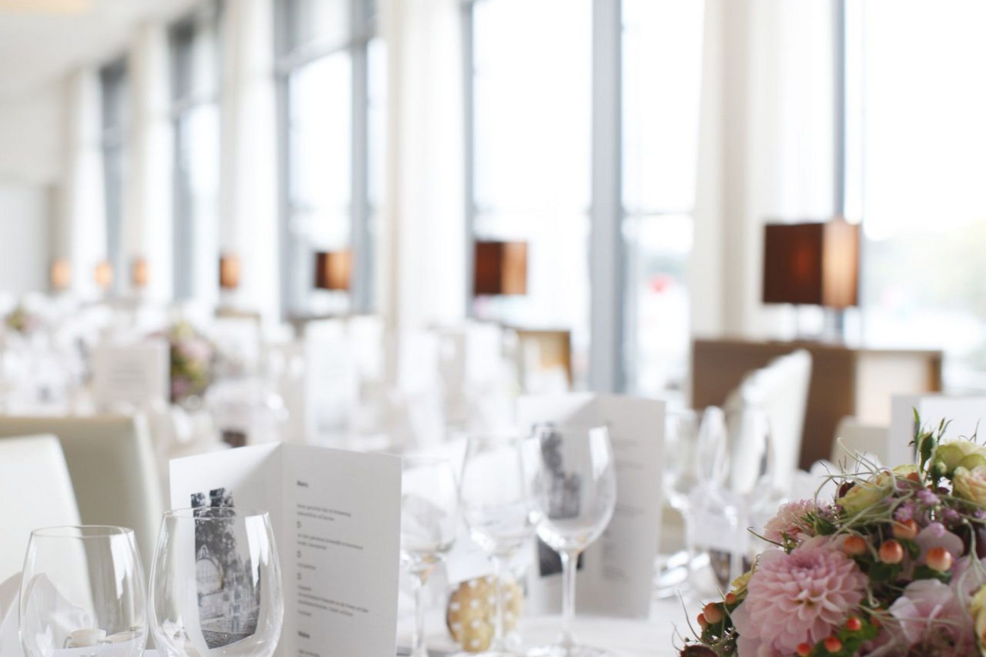 Restaurant im Park-Hotel am Rhein mit gedeckten Tischen für Bankett