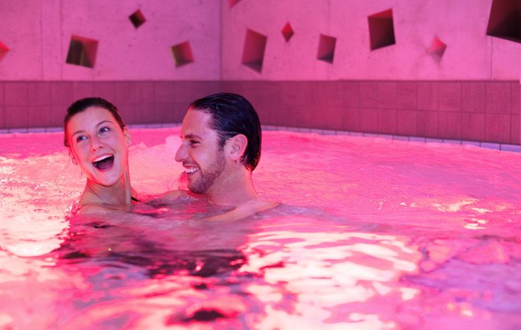 Paar im Feuerbad in der Wellness-Welt sole uno