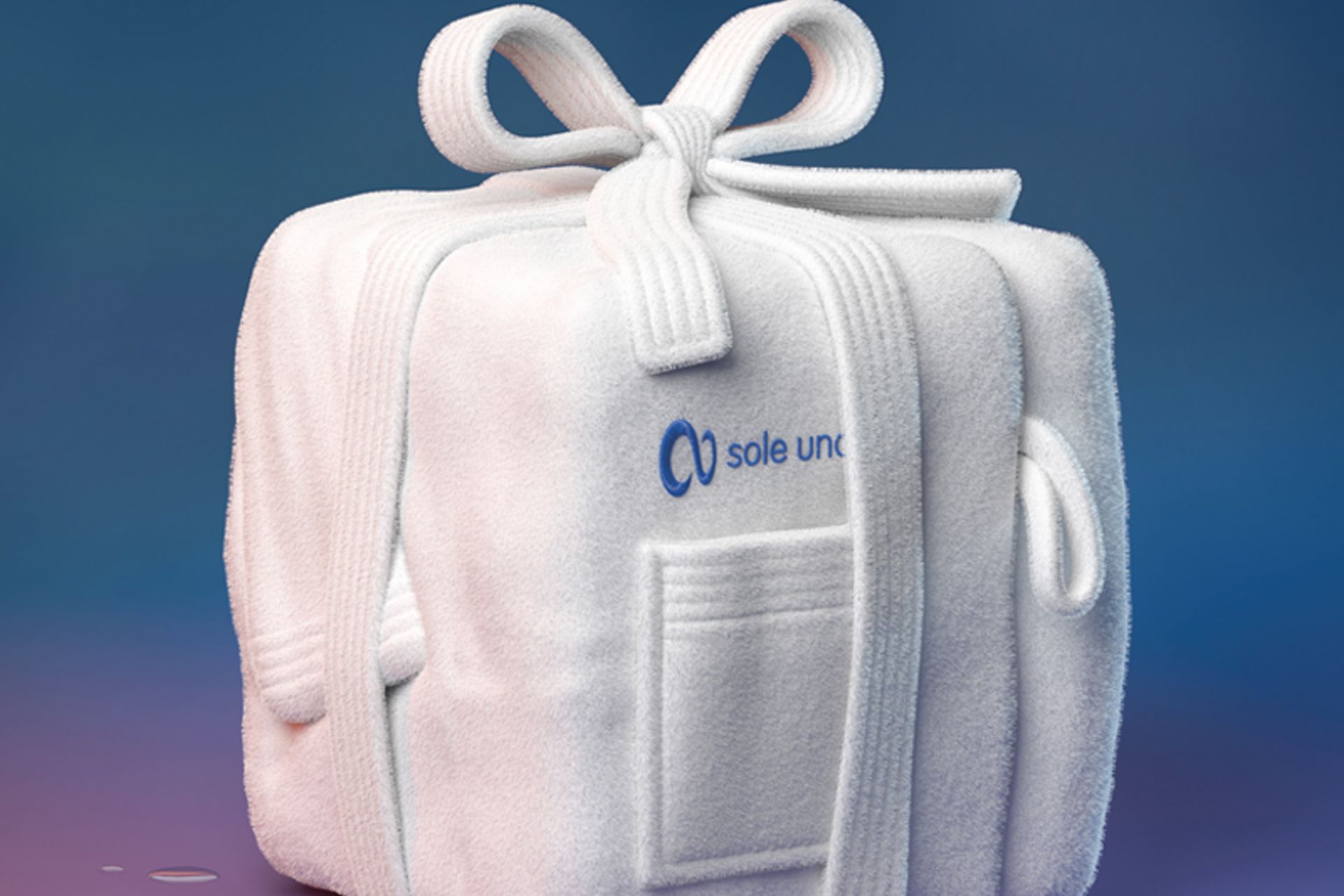 Weihnachtlich verpacktes Wellness-Geschenk mit dem Logo von sole uno auf einer weichen, weißen Frottier-Tasche vor blau-violettem Hintergrund.