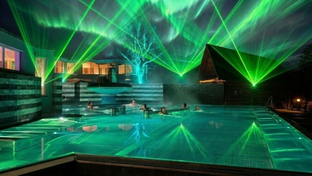 Grüne Lasershow und Lichtkunst im Aussenbecken der Wellness-Welt sole uno in Rheinfelden