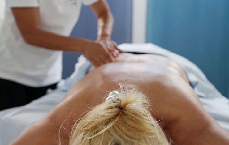 Wellness-Massage in der Massage-Lounge