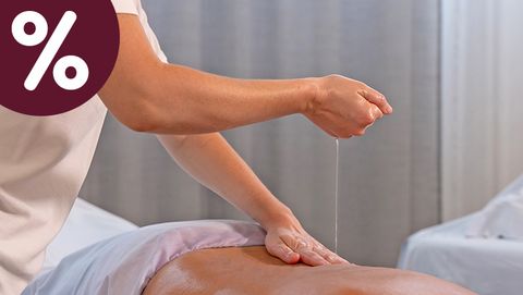 Aromaöl-Massage in der Massagelounge der Wellness-Welt sole uno für das September-Angebot Magie der Düfte mit Prozent-Icon