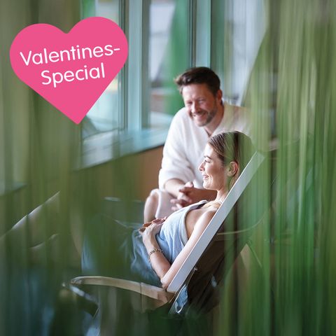 Romantisches Valentins-Special in der Wellness-Welt sole uno Rheinfelden: entspanntes Paar genießt gemeinsame Wellness-Zeit im Ruheraum