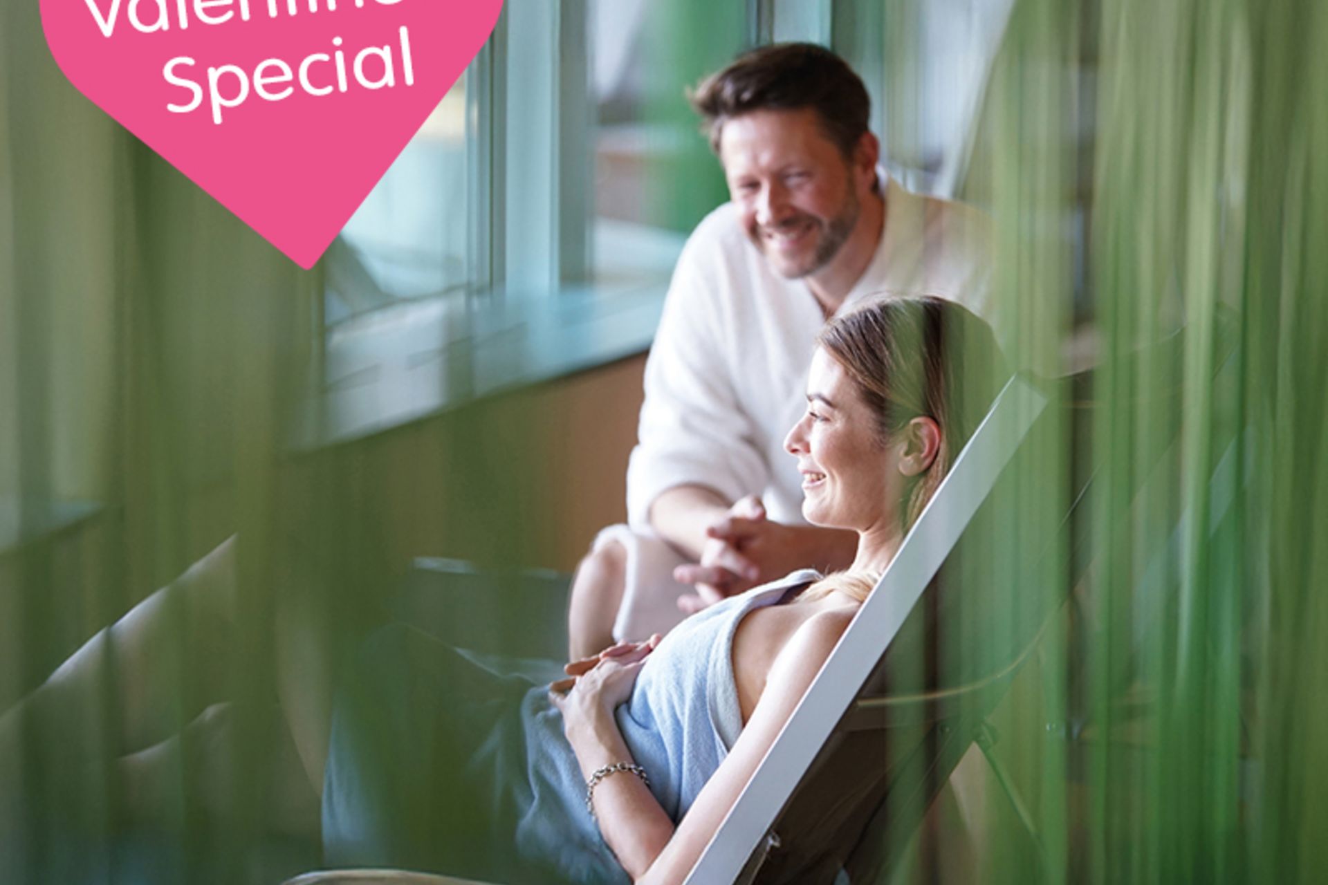 Romantisches Valentins-Special in der Wellness-Welt sole uno Rheinfelden: entspanntes Paar genießt gemeinsame Wellness-Zeit im Ruheraum