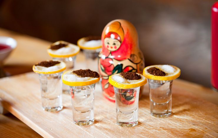 Schluck Wodka zum Start des Wenik-Rituals