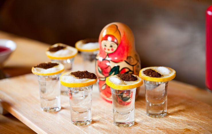 Schluck Wodka zum Start des Wenik-Rituals