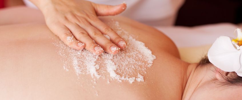 Peeling au sel dans l'espace massage