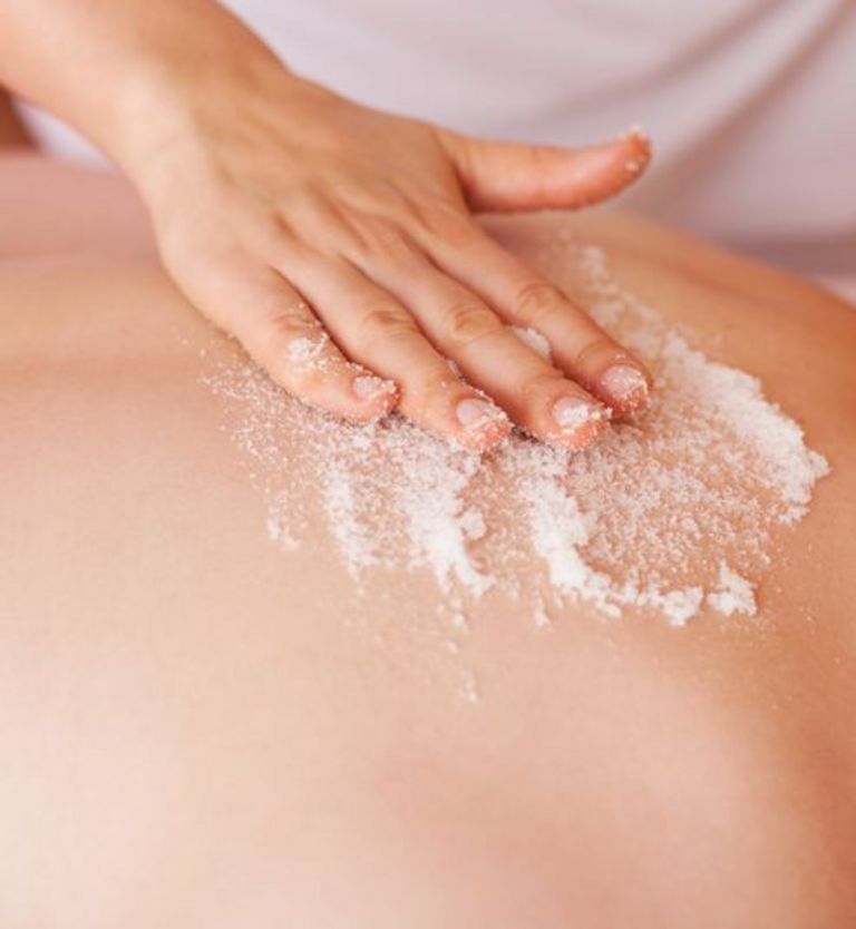 Peeling au sel dans l'espace massage