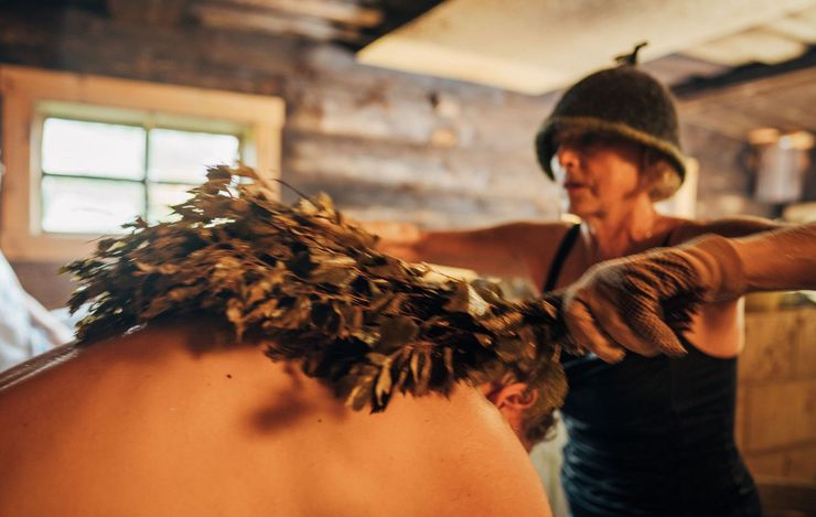 Wenik-Massage mit Birkenzweigen in Russischen Banja