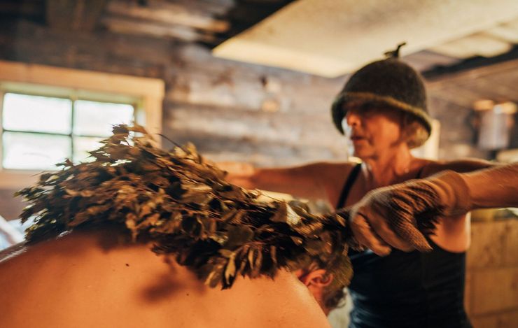 Wenik-Massage mit Birkenzweigen in Russischen Banja