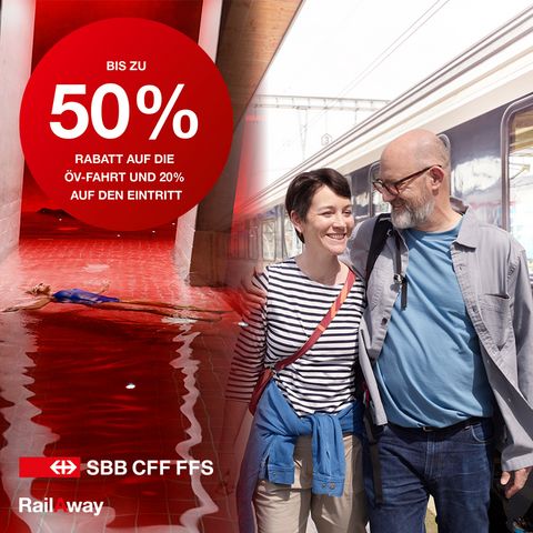 Paar reist mit dem Zug nach Rheinfelden ins sole uno; SBB RailAway Angebot mit bis zu 50% Rabatt auf die ÖV-Fahrt und 20% auf den Wellness-Eintritt.
