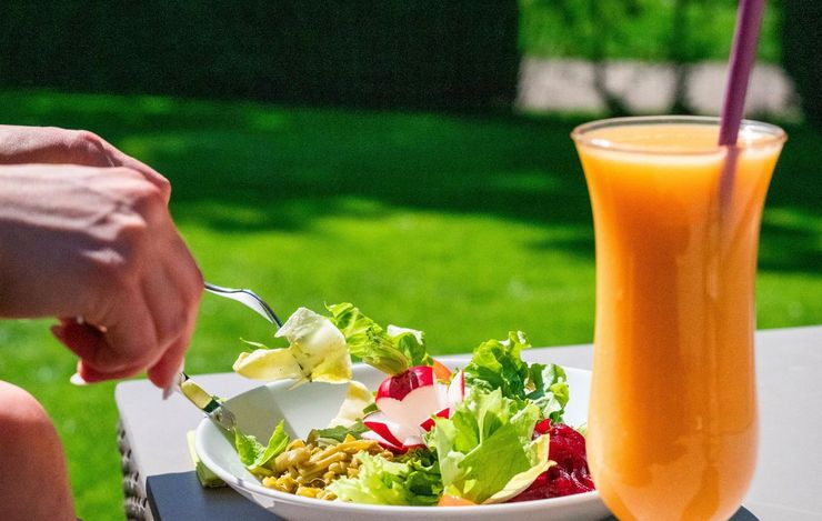 Salat und Smoothie in der Garten-Lounge im Vista Sol in der Wellness-Welt sole uno Rheinfelden