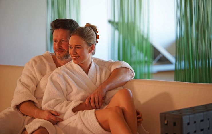 Sofa im Liegeraum vom Saunabereich