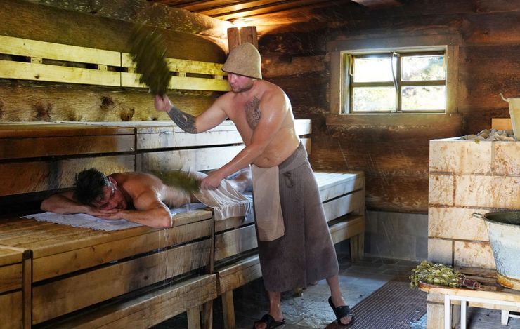 Birkenwedel-Massage beim Wenik-Ritual