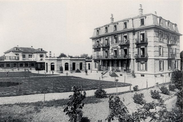 Schwarz-Weiss-Aussenaufnahme vom alten Grand Hôtel des Salines